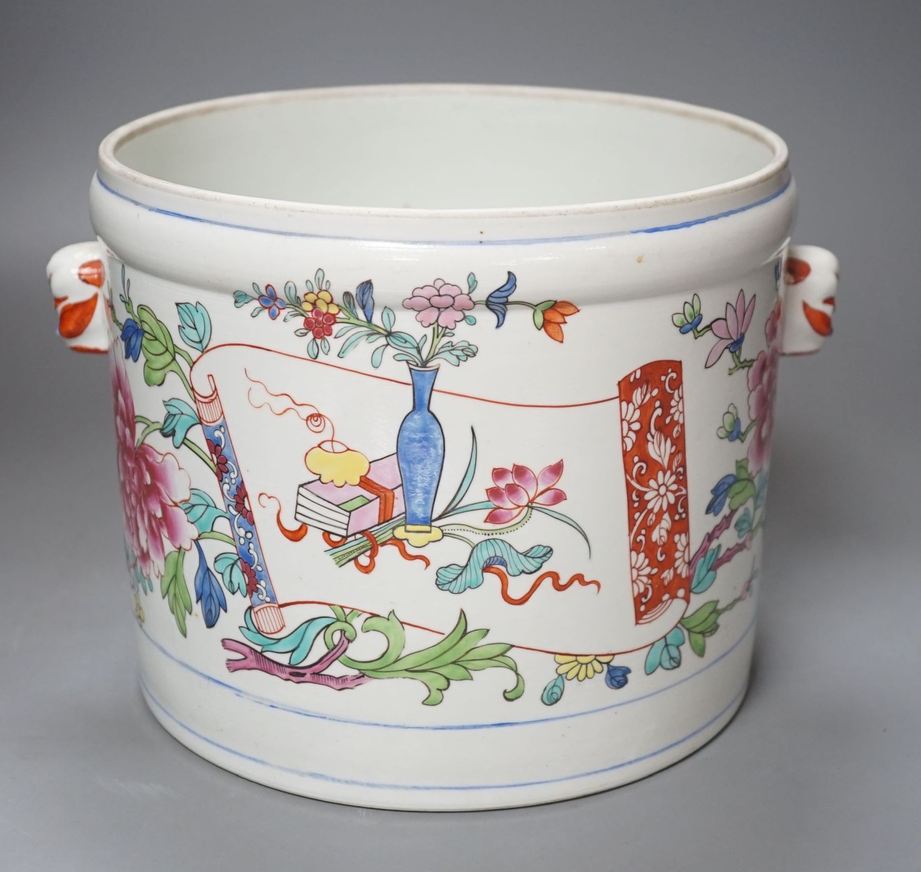 A porcelain wine cooler in Chinese export style, 17 cms high.
